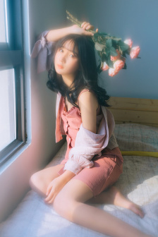 男女边摸边吃奶边做GIF